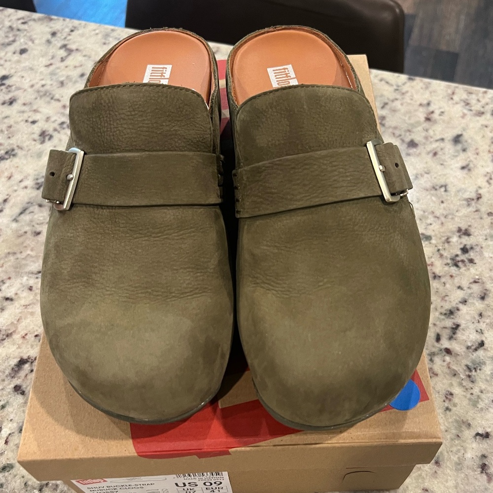 Flipflop SHUV  Buckle-Strap Leather Clogs in Mossy